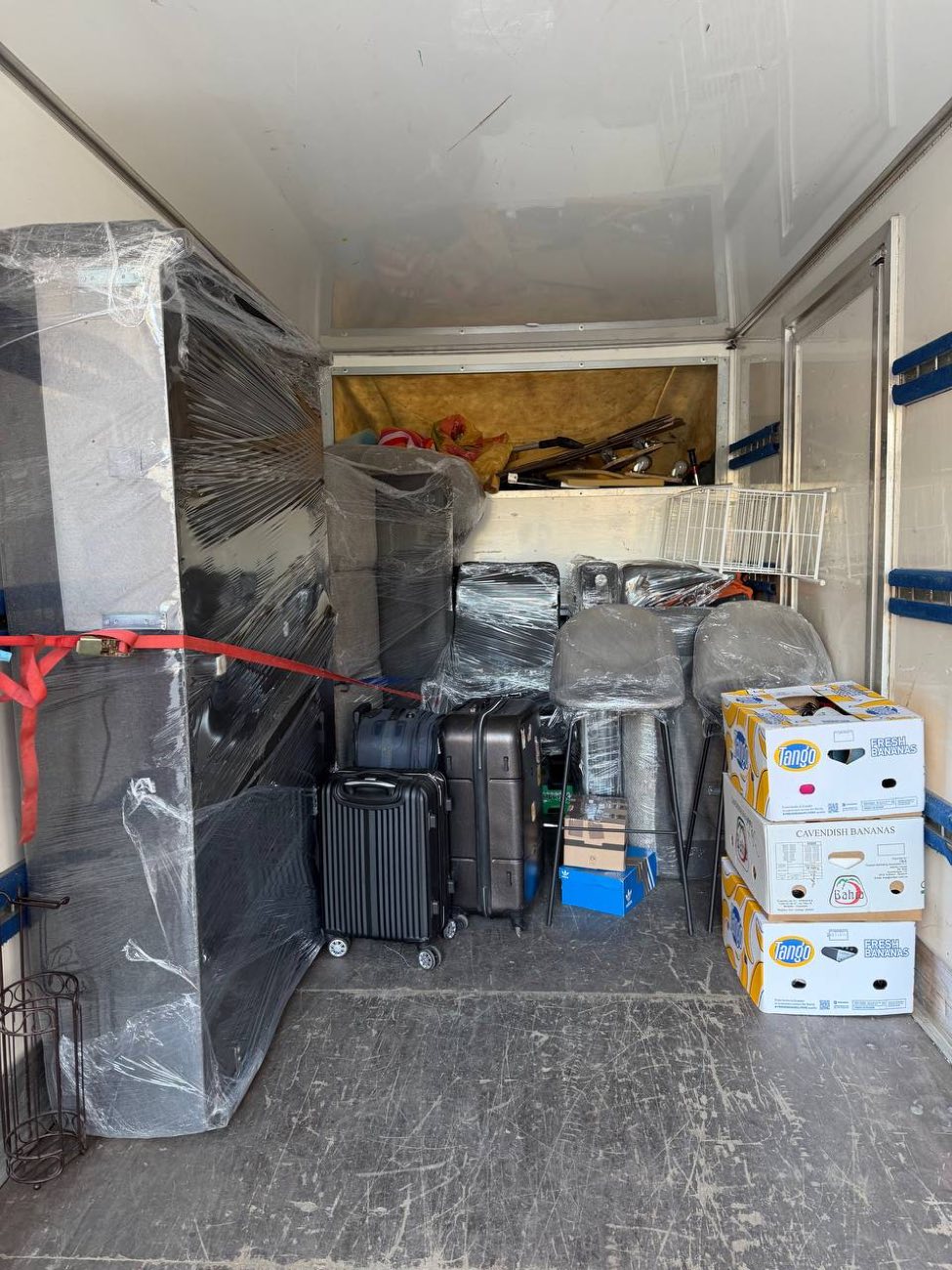 Moving24 furgoon laaditud ja kinnitatud esemetega